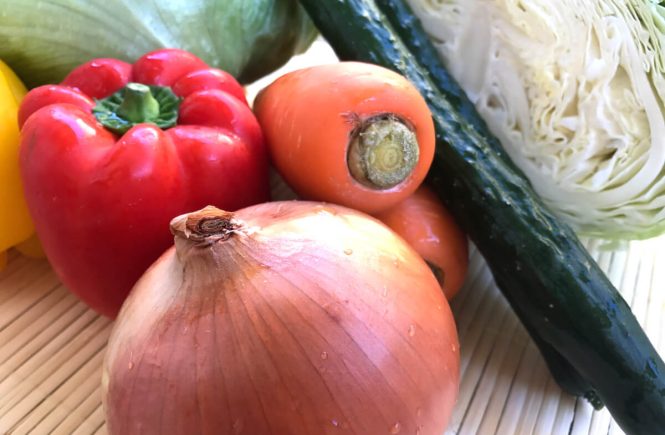 玉ねぎやパプリカといった新鮮な野菜